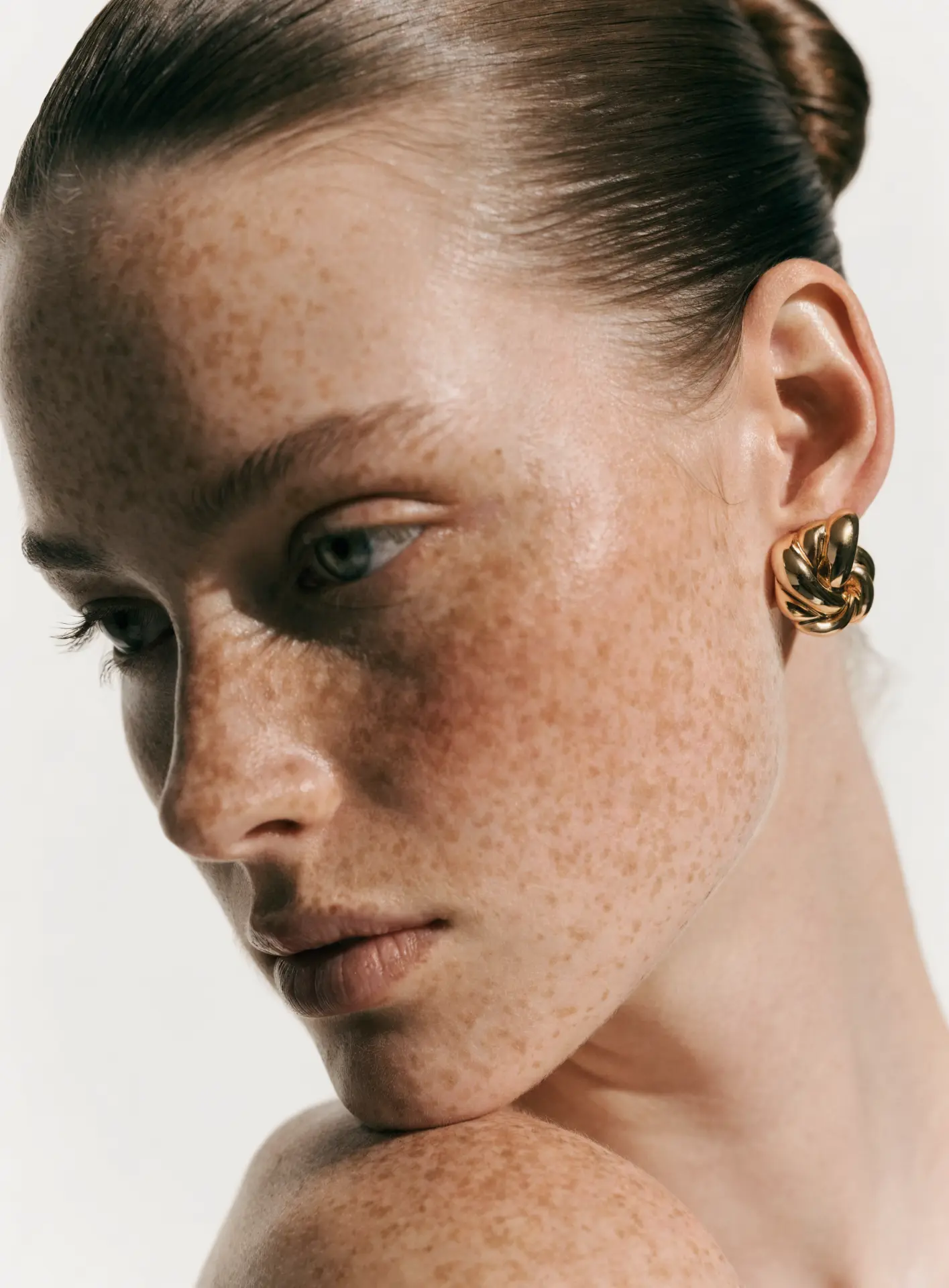 Beauty close-up with a perfume bottle, AI product photography by ENLY