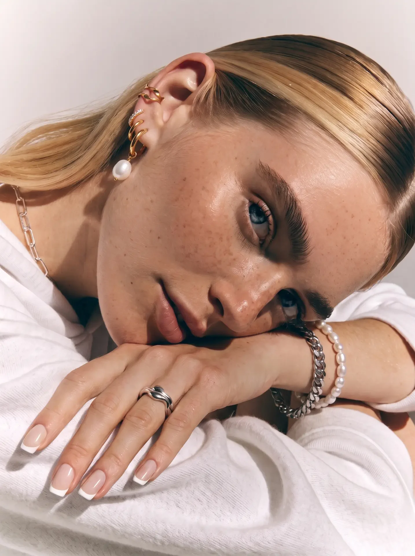 Ad campaign "Jewelry Set", AI product photography by ENLY